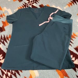 Medium Three pocket scrub top with Medium Jogger pants